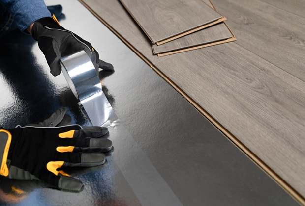 Taśmy metalizowane w systemach podłogowych pod panele — dlaczego warto